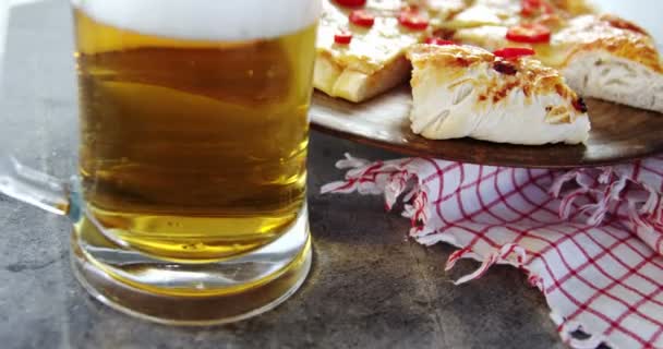 Deliziosa pizza con bicchiere di birra — Video Stock