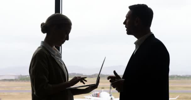 Uomo e donna d'affari discutono sul computer portatile — Video Stock