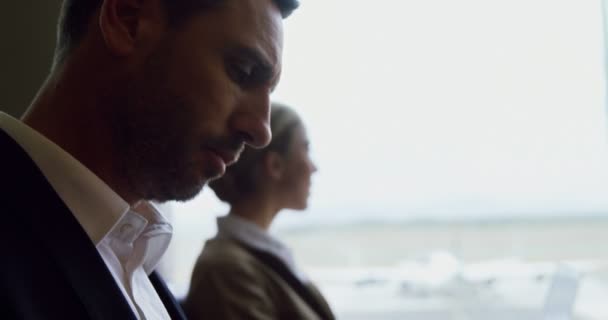Empresario mirando su pasaporte y billete de avión — Vídeos de Stock