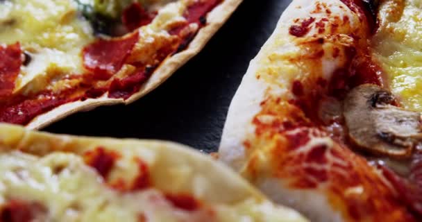 Verschiedene Pizzen auf dem Tisch — Stockvideo