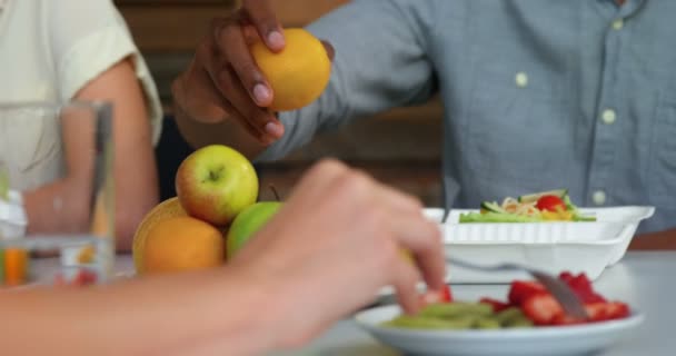 Ejecutivo de negocios desayunando con sus colegas — Vídeos de Stock