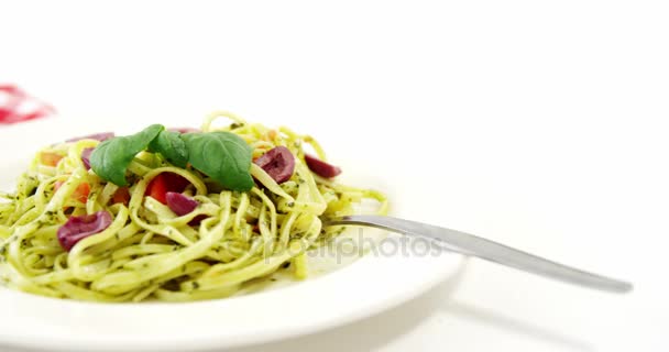 Närbild av kokt pasta på tallrik — Stockvideo