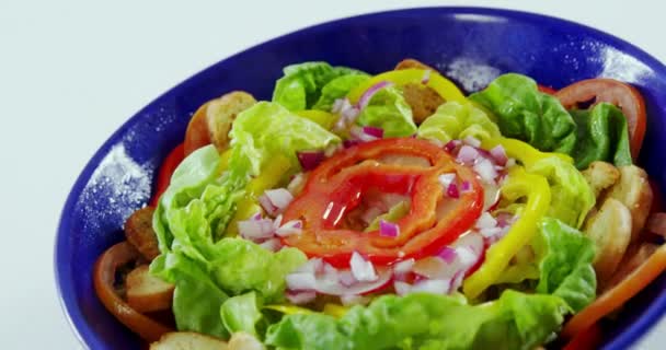 Ensalada de verduras ecológicas en tazón — Vídeo de stock