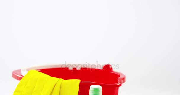 Cubo de plástico con guante y detergente — Vídeo de stock