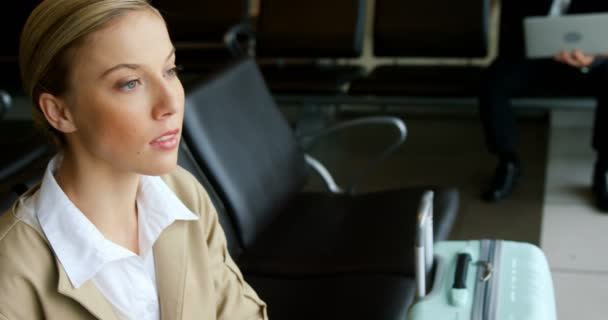 Mujer esperando en el aeropuerto — Vídeos de Stock