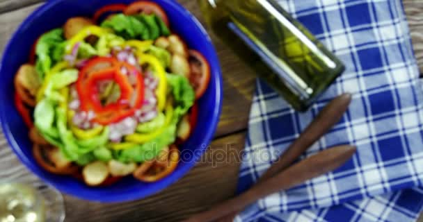 Salada com vinho na mesa de madeira — Vídeo de Stock