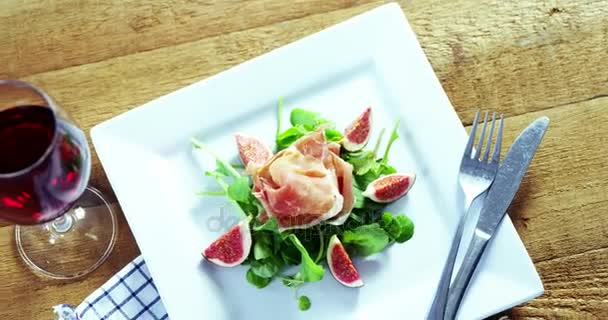 Ensalada con vino tinto sobre mesa de madera — Vídeo de stock