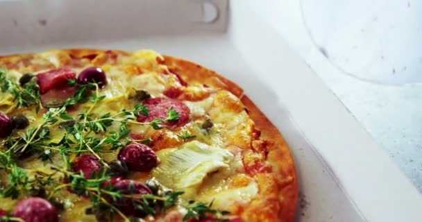 Gebackene Pizza mit Olivenbelag — Stockvideo