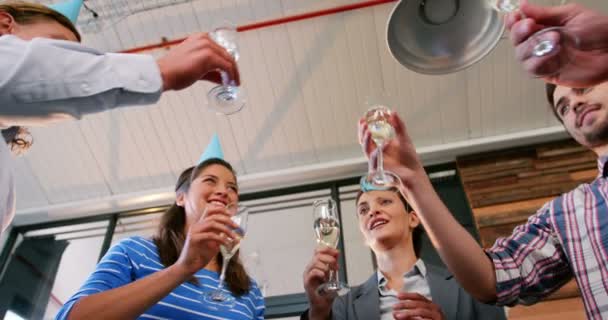 Cadres d'entreprise griller des verres de champagne — Video