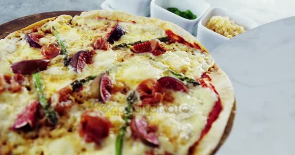 Gebakken pizza met fig toppings — Stockvideo