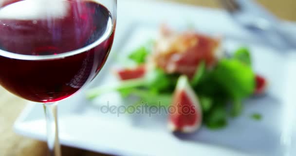 Salade avec vin rouge servi sur assiette — Video