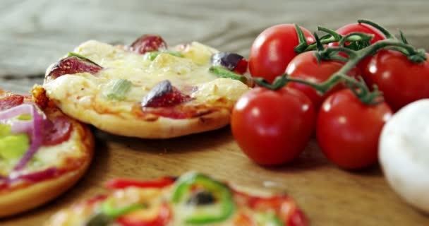 Pizza italiana sobre mesa de madera — Vídeos de Stock