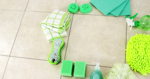 Limpeza de materiais no chão — Vídeo de Stock