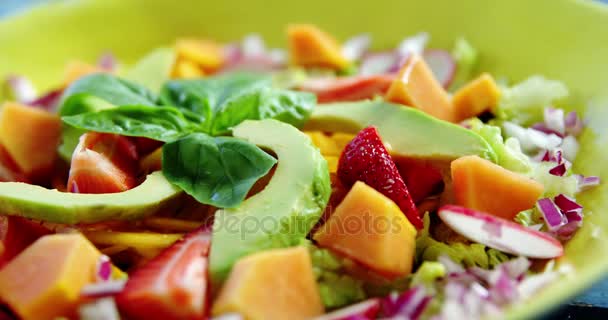 Salat mit Avocado in Schüssel — Stockvideo