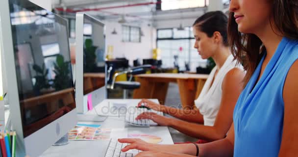 Weibliche Führungskräfte, die über Computer arbeiten — Stockvideo