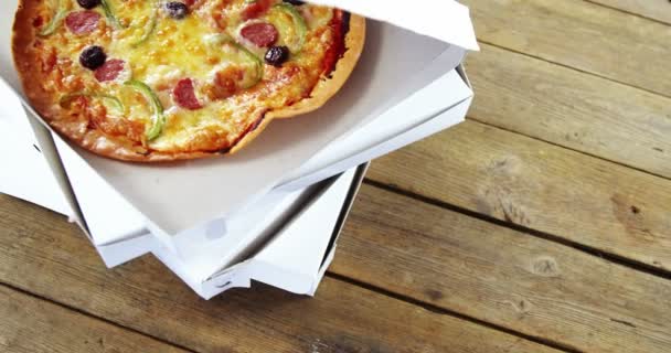 Pizza em caixa de pizza na mesa de madeira — Vídeo de Stock