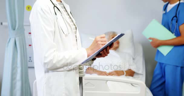 Médica a escrever um relatório médico — Vídeo de Stock