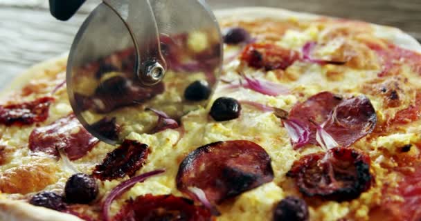 Italiensk pizza serveras på träbord — Stockvideo