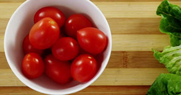 Salat und Tomaten in Schüssel — Stockvideo