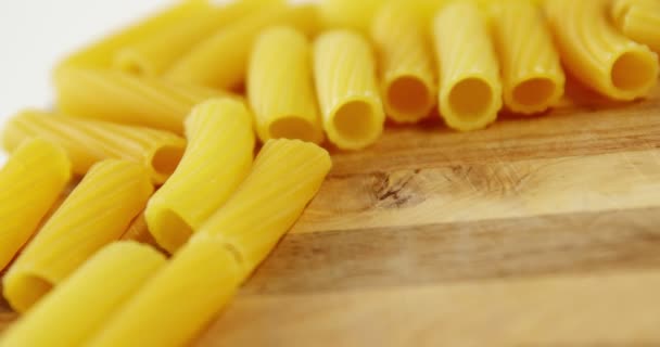 Närbild av penne och conchiglie pasta — Stockvideo