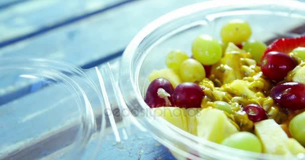 Fruitsalade in een plastic bak — Stockvideo