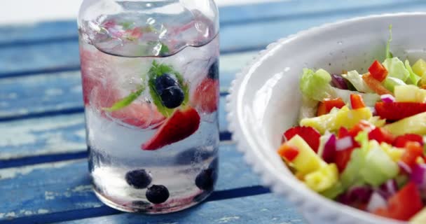 Salade de fruits frais dans un bol — Video