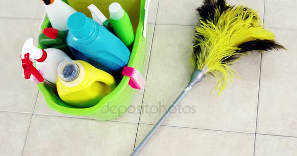 Vários suprimentos de limpeza em um balde — Vídeo de Stock