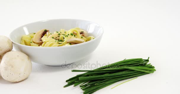 Skål med pasta med svamp — Stockvideo