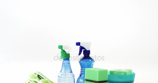 Vários suprimentos de limpeza — Vídeo de Stock