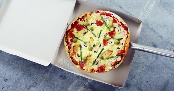 Pizza con champiñones y coberturas de aceitunas — Vídeos de Stock