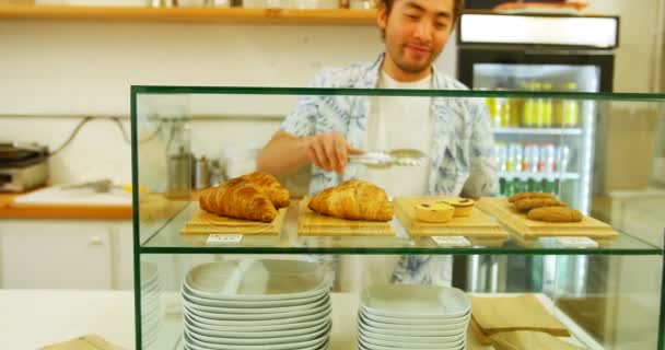 Mann arbeitet hinter der Theke des Cafés — Stockvideo