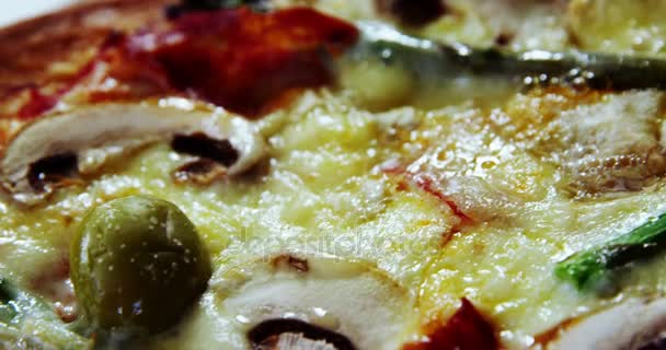 Gebakken pizza met plantaardige toppings — Stockvideo