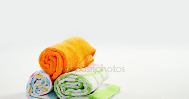 Kleurrijke warmgewalste handdoeken — Stockvideo