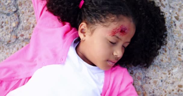 Onbewuste meisje op grond gevallen na ongeval — Stockvideo