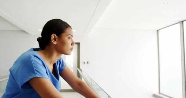 Infirmière réfléchie debout dans le corridor — Video