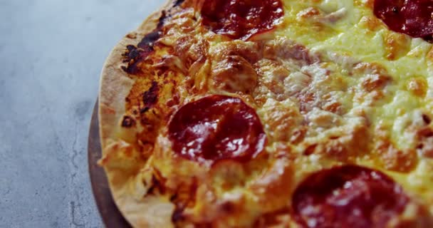 Pizza met pepperoni toppings — Stockvideo