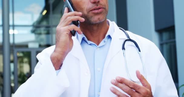Mobil telefonda konuşurken doktor — Stok video