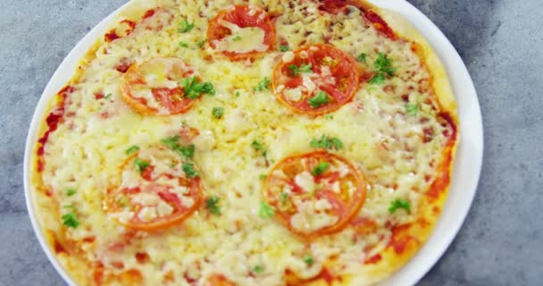 Pizza com cobertura de tomate cereja — Vídeo de Stock