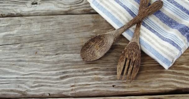 木のスプーンとフォークをテーブルにナプキン — ストック動画
