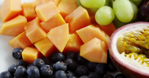 Frutas frescas picadas — Vídeos de Stock