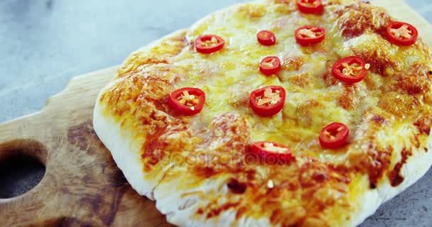 Pizza med jalapeno pålägg — Stockvideo