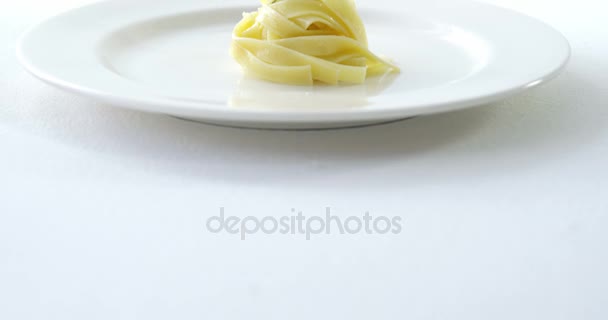 Close-up van gekookte pasta op de plaat — Stockvideo