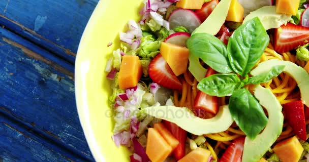 Sallad med avokado och grönsaker i skål — Stockvideo