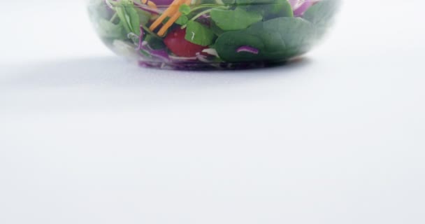 Verduras frescas en recipiente de plástico — Vídeos de Stock