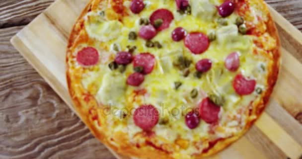 Gebakken pizza met salami en kaas — Stockvideo