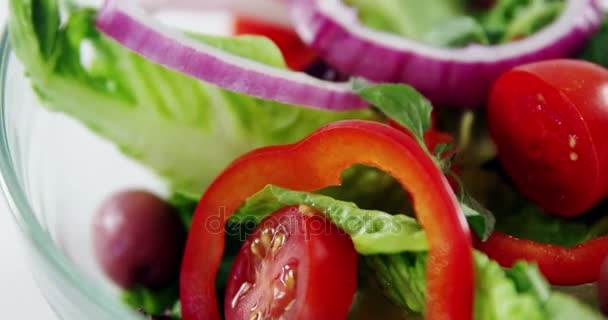 Салат з ягодами та овочами — стокове відео