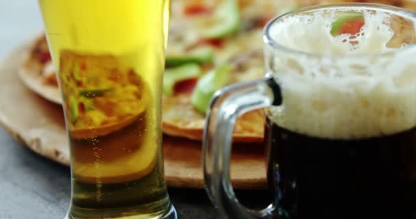 Pizza med glas öl — Stockvideo