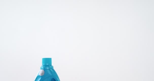 Close-up de um produto de limpeza — Vídeo de Stock