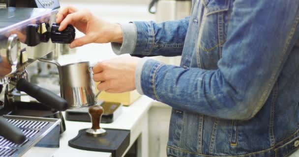Sección media del hombre haciendo taza de café en la cocina — Vídeos de Stock