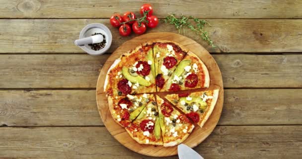 Pizza com ingredientes na mesa de madeira — Vídeo de Stock